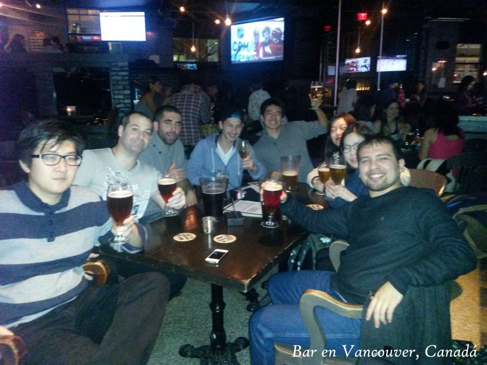 celebrando con amigos en bar de Canadá