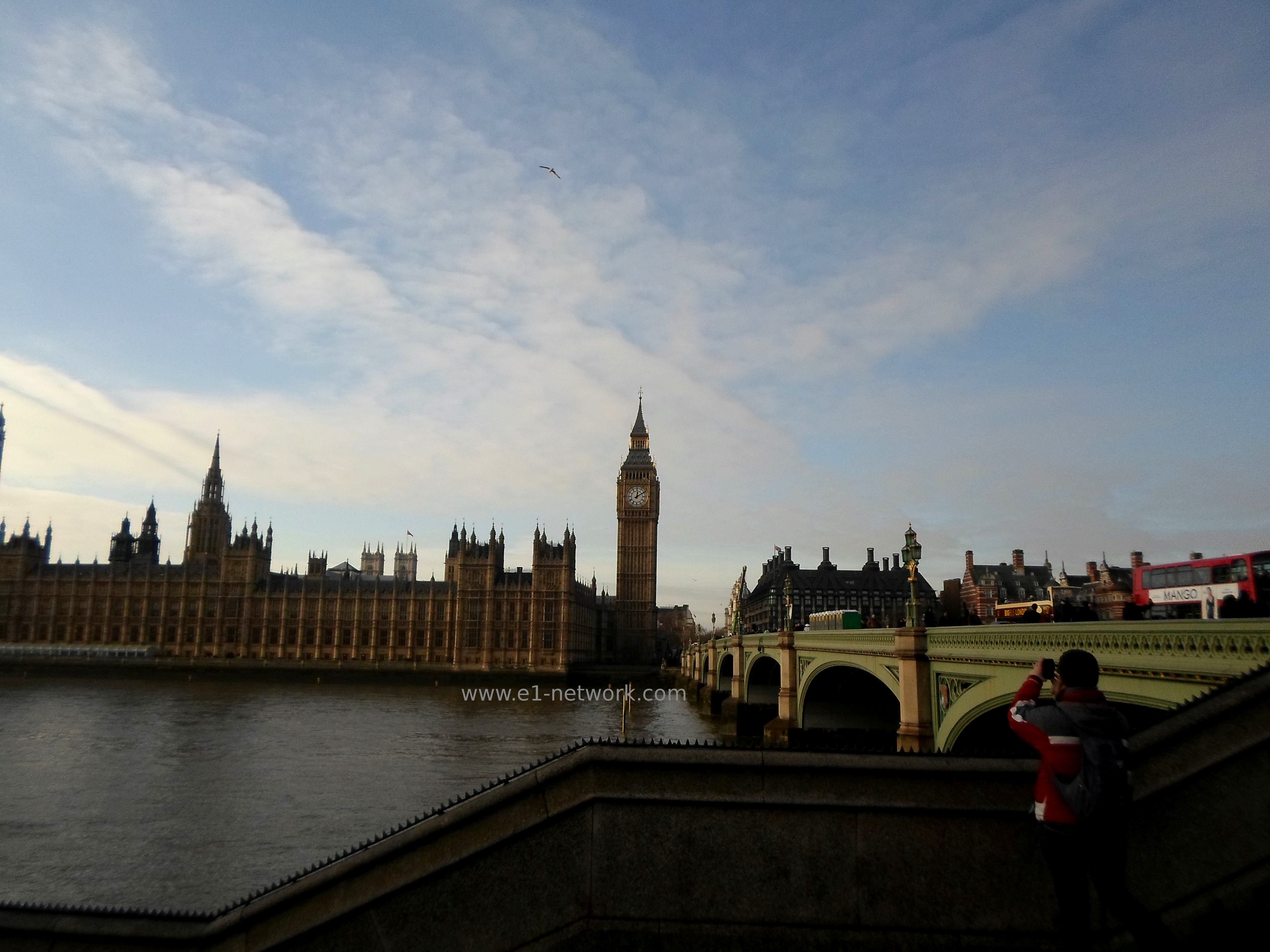 Caminata a la orilla de río Támesis