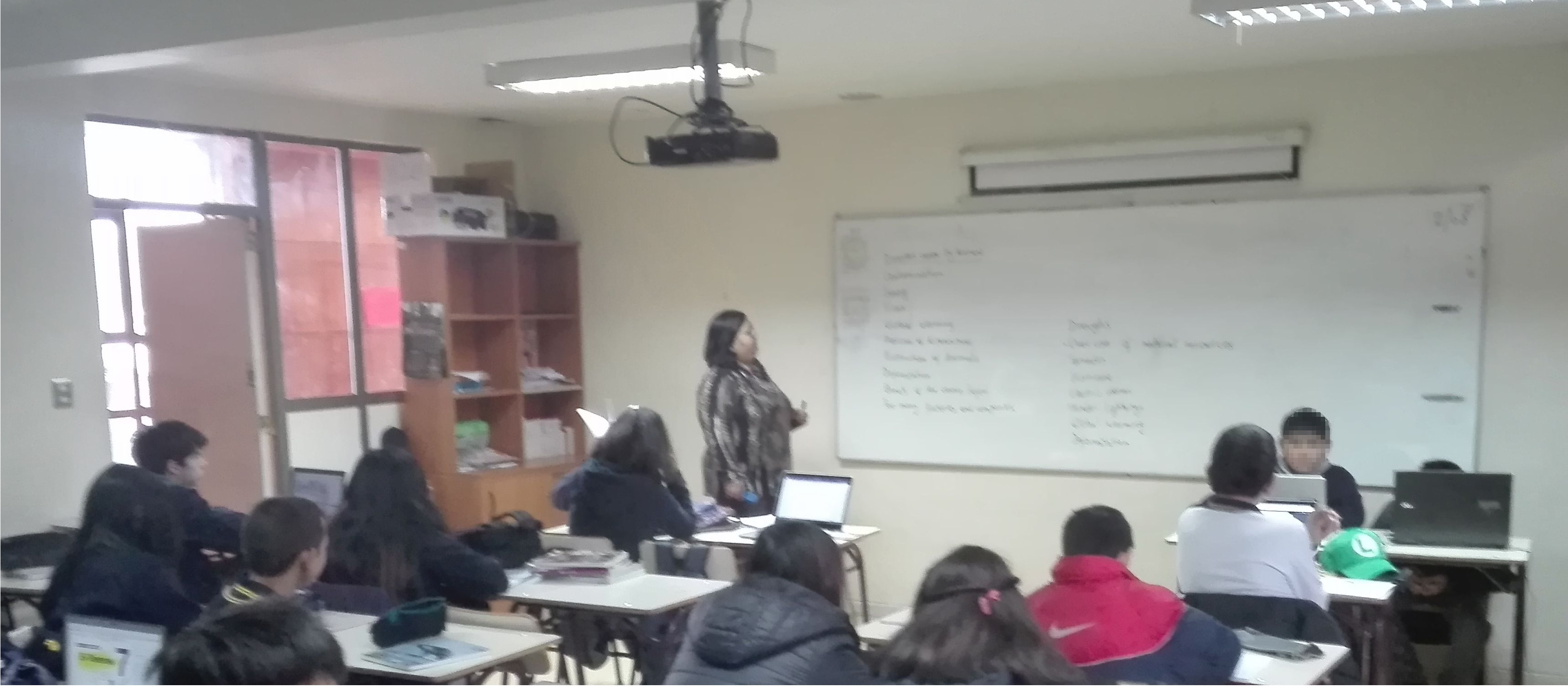 Cristina haciendo clases en una sala de clases