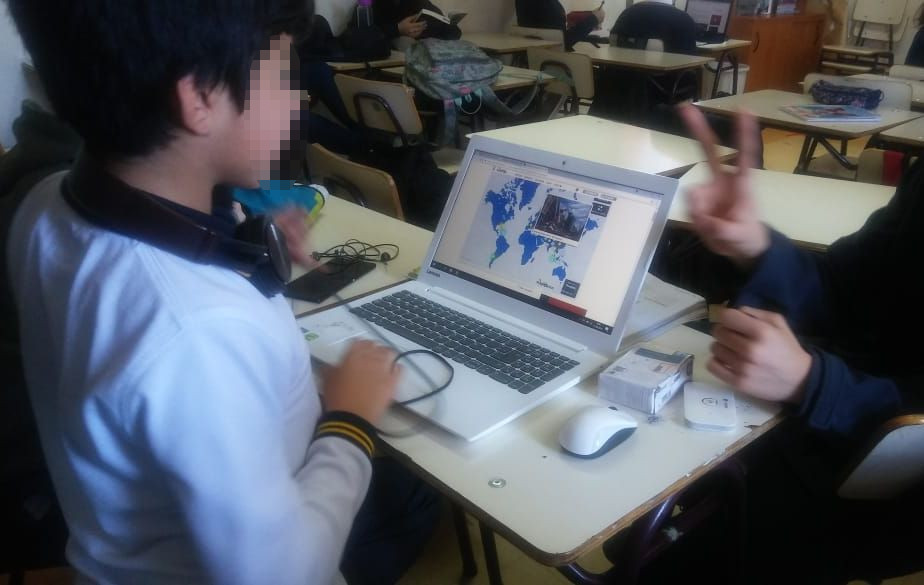 Niños aprendiendo inglés por medio de internet