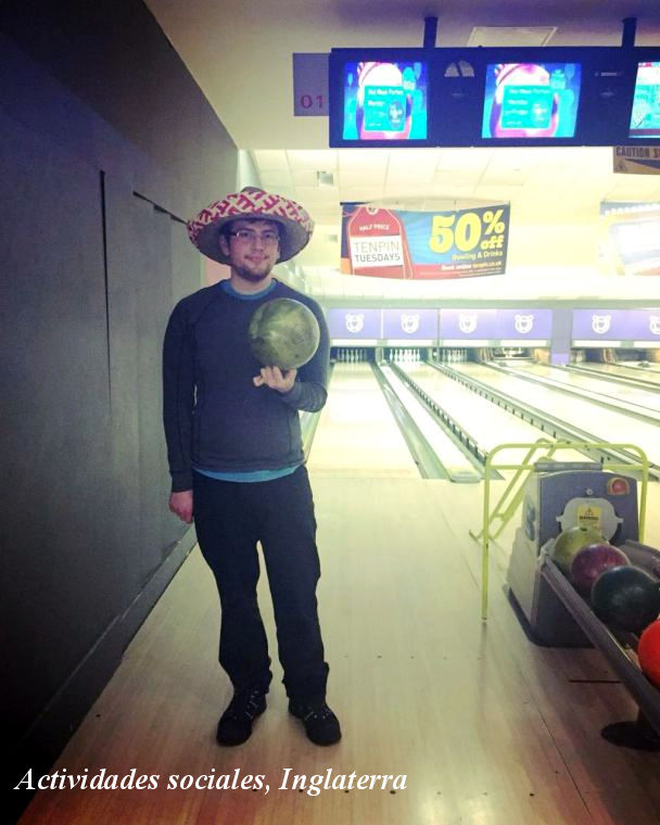 Alex en un bowling, listo para jugar