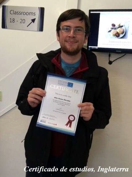 Alex mostrando su certificado de estudios al final de su curso