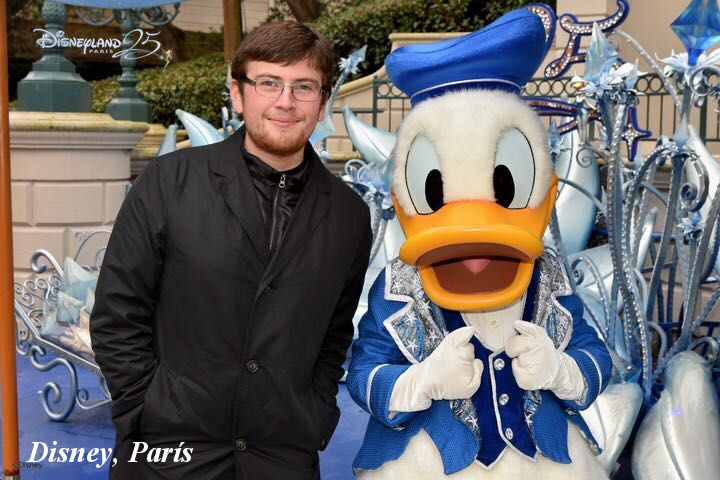 Alex con el pato Donald en Disneyworld, Paris