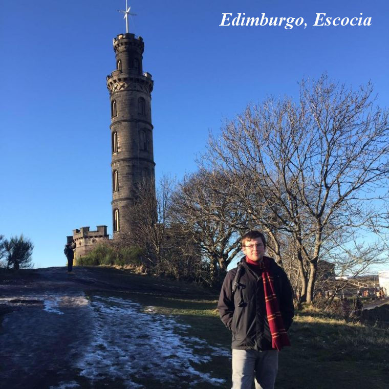 Alex en un parque de Ediburgo