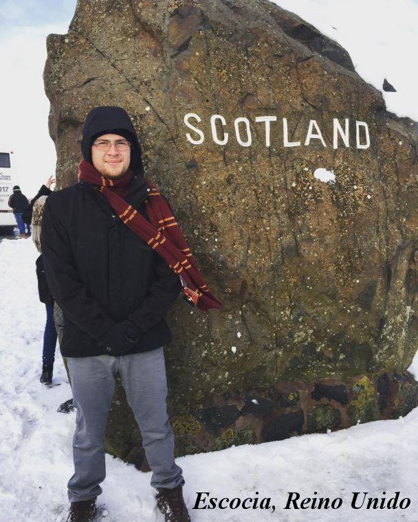 Alex junto a una gran piedra en su  llegada a Escocia