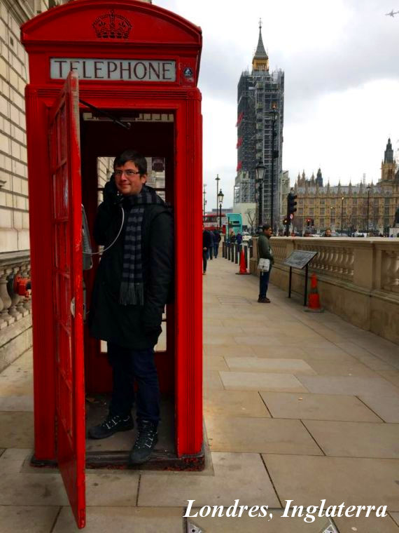 Alex en una cabina telefónica en Londres
