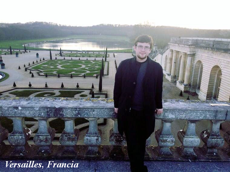 Alex con el fondo del palacio de Versailles