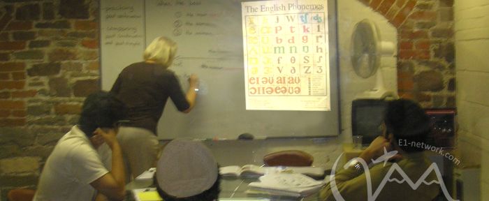  profesor de inglés general escribiendo en la pizarra