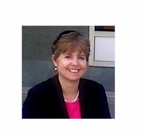 Monica, Consultora Educacional