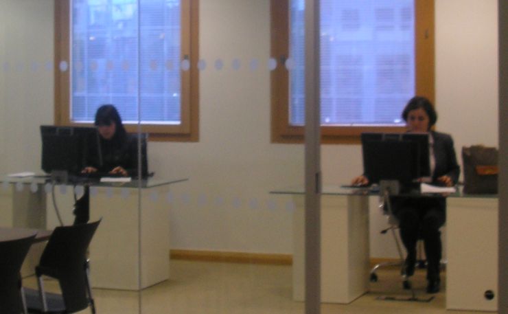 Dos mujeres haciendo una pasantía en el extranjero