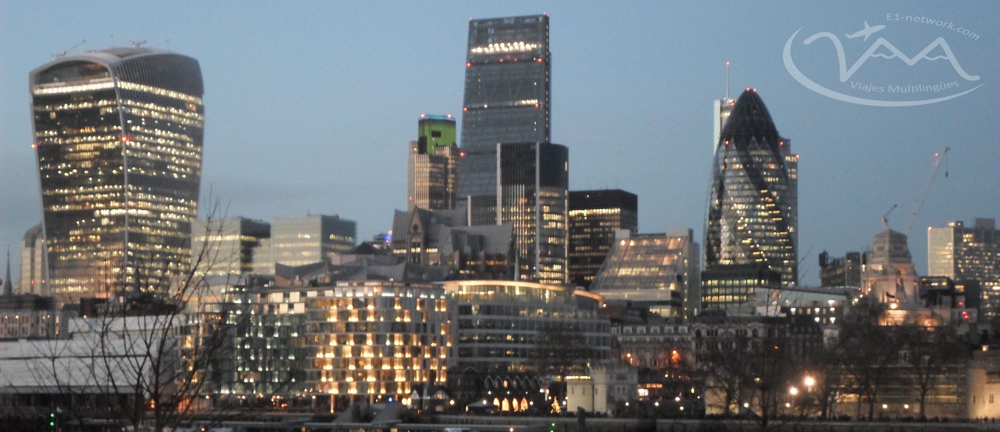 Vista noctura de área financiera de Londres
